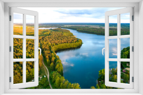 Fototapeta Naklejka Na Ścianę Okno 3D - Widok z góry jezioro Wierzchowo w Polsce. Zielony las otaczający jezioro i czysta niebieska woda Krajobraz wiejski w Polsce.
