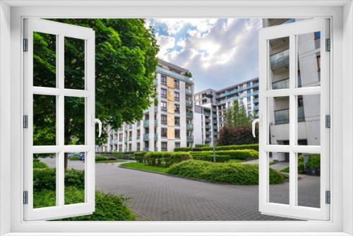 Fototapeta Naklejka Na Ścianę Okno 3D - Współczesne osiedle mieszkaniowe w zielonej okolicy