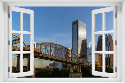 Fototapeta Naklejka Na Ścianę Okno 3D - John Seigenthaler Pedestrian Bridge and Skyline of downtown Nashville along the Cumberland River.. Photographer Derek Broussard