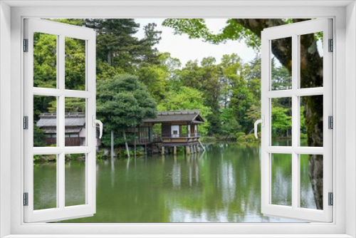Fototapeta Naklejka Na Ścianę Okno 3D - 静寂に包まれた日本庭園の古い茶室の情景＠兼六園、石川
