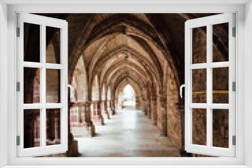 Fototapeta Naklejka Na Ścianę Okno 3D - Les arches du cloitre de Saint-Colomban à 
Luxeuil-les-Bains. Les arches d'un cloitre médiéval. Les arches d'un monastère