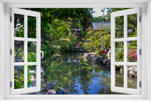 Fototapeta Naklejka Na Ścianę Okno 3D - 緑に囲まれた庭園の池
