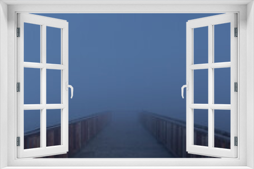 Fototapeta Naklejka Na Ścianę Okno 3D - fog on bridge