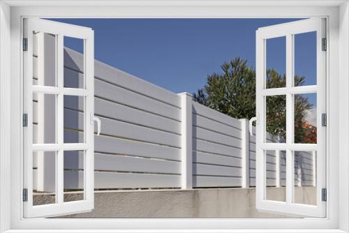 Fototapeta Naklejka Na Ścianę Okno 3D - Brise-vue en aluminium blanc d'une maison	