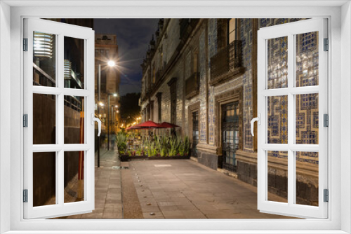 Fototapeta Naklejka Na Ścianę Okno 3D - Facade of Casa de los Azulejos, low speed, night image