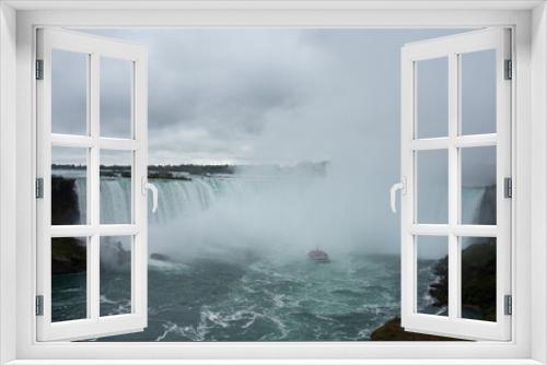 Fototapeta Naklejka Na Ścianę Okno 3D - Boat in Niagara Falls