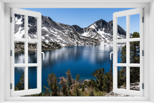 Fototapeta Naklejka Na Ścianę Okno 3D - View of Duck Lake near Mammoth Lakes in the Sierra Nevada Mountains of California.