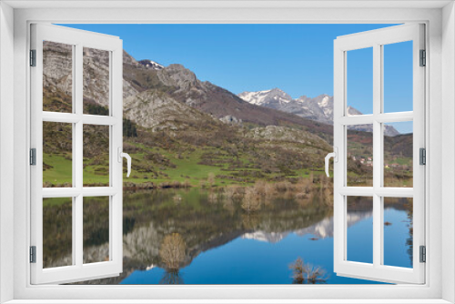 Fototapeta Naklejka Na Ścianę Okno 3D - Beautiful reservoir and mountain landscape in Riano. Mirror effect. Spain