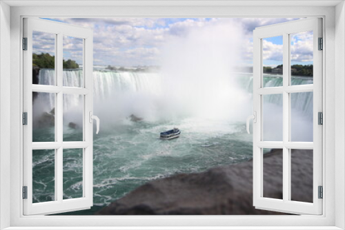 Fototapeta Naklejka Na Ścianę Okno 3D - Boat in front of the Niagara Falls