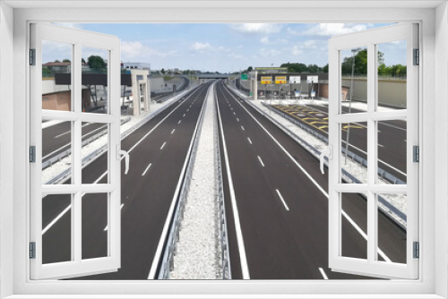 Fototapeta Naklejka Na Ścianę Okno 3D - Empty new highway view. No traffic