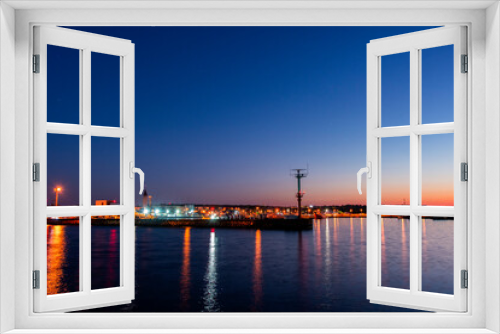 Fototapeta Naklejka Na Ścianę Okno 3D - Wieczór w porcie rybackim. Oświetlona przystań dla kutrów, łodzi oraz jachtów.