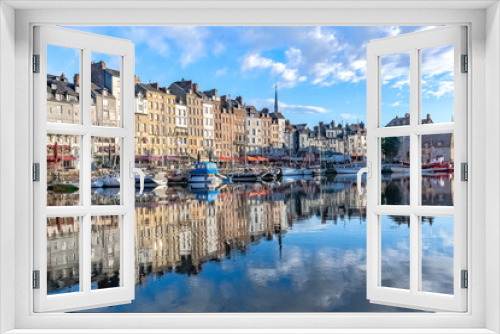 Fototapeta Naklejka Na Ścianę Okno 3D - Honfleur, beautiful city in France, the harbor in the morning, reflection on the river
