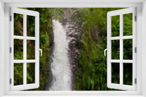 Fototapeta Naklejka Na Ścianę Okno 3D - Peaceful waterfall in Costa Rica