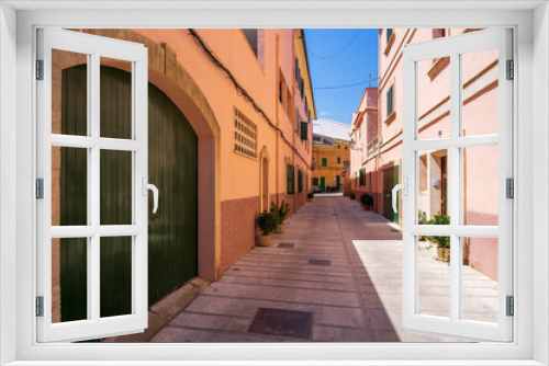 Fototapeta Naklejka Na Ścianę Okno 3D - Typowe uliczki w miasteczku Alcudia, Majorka.  Kolorowe fasady miejskich domów. 