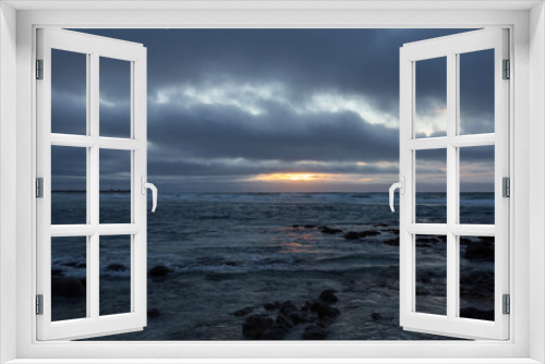 Fototapeta Naklejka Na Ścianę Okno 3D - Dramatic stormy sunset on the ocean