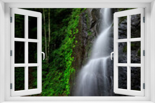 Fototapeta Naklejka Na Ścianę Okno 3D - 新緑の滝