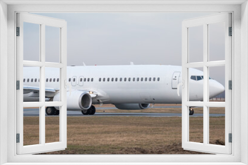 Fototapeta Naklejka Na Ścianę Okno 3D - Close-up of taxiing a white passenger jetliner at the airport