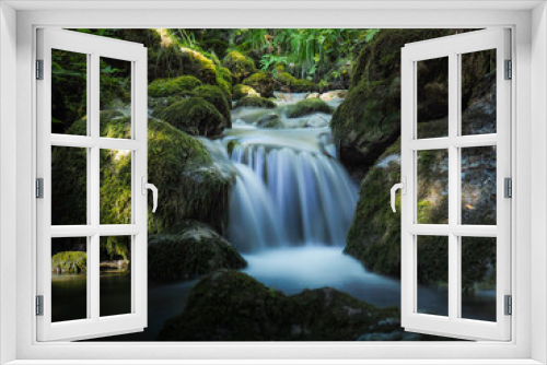 Fototapeta Naklejka Na Ścianę Okno 3D - Cascade en coeur de forêt
