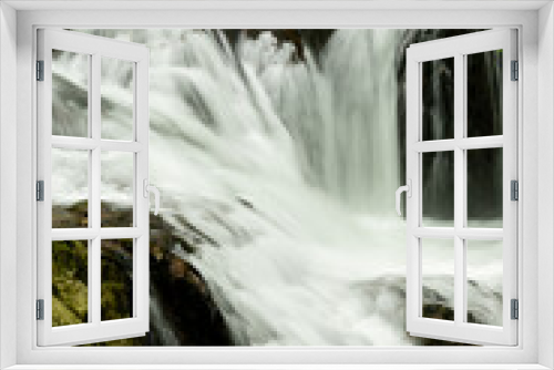 Fototapeta Naklejka Na Ścianę Okno 3D - 新緑の渓流