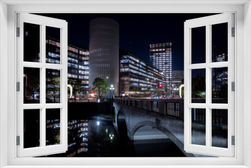 Fototapeta Naklejka Na Ścianę Okno 3D - 2021年10月8日19時頃に竹橋の東京都国立近代美術館寄りの場所からパレスサイドビルを撮影