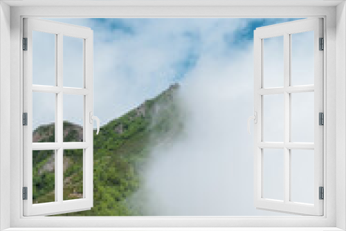 Fototapeta Naklejka Na Ścianę Okno 3D - 雲が湧く山