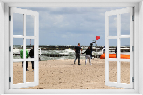 Fototapeta Naklejka Na Ścianę Okno 3D - Czerwona flaga na plaży oznacza zakaz kąpieli bo sztorm