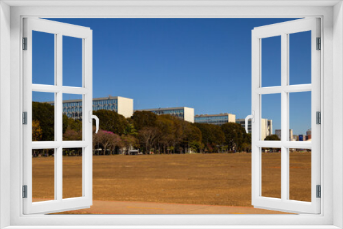 Fototapeta Naklejka Na Ścianę Okno 3D - Foto panorâmica da Esplanada dos Ministérios em Brasília, em dia claro com céu azul.