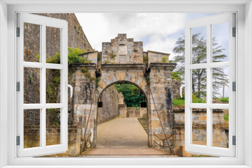 Fototapeta Naklejka Na Ścianę Okno 3D - Portal de Francia, gateway of France in Pamplona, Spain city walls built in 1553