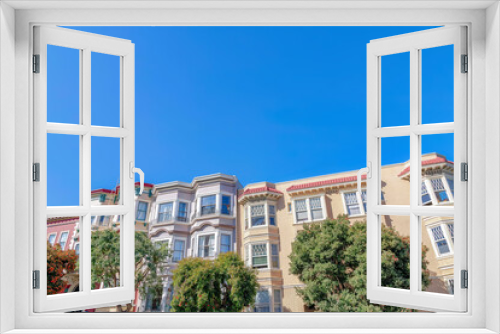 Fototapeta Naklejka Na Ścianę Okno 3D - Rowhouses with bay windows and apartment building with sash windows in San Francisco, CA