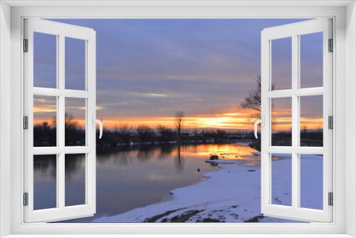 Fototapeta Naklejka Na Ścianę Okno 3D - Sunset over the river in a cold Winter day