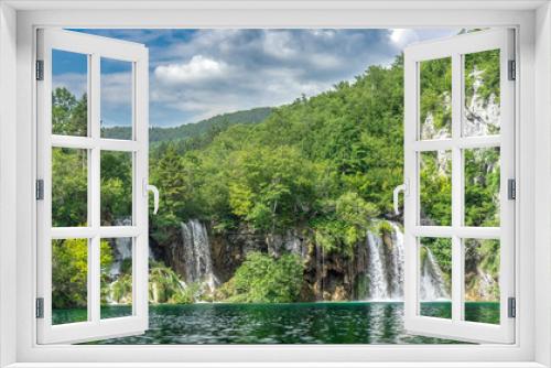 Fototapeta Naklejka Na Ścianę Okno 3D - Woda wpadająca z lasu do jeziora