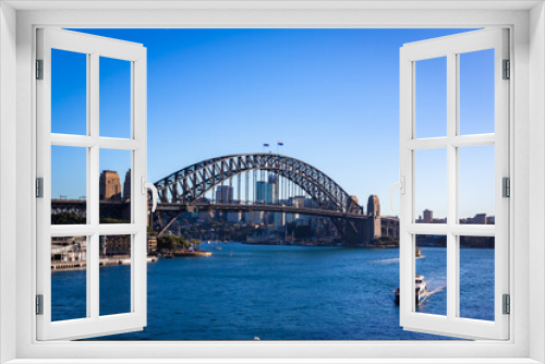 Fototapeta Naklejka Na Ścianę Okno 3D - 朝のオーストラリア・シドニーで、サーキュラーキー駅から見たハーバーブリッジ周辺の風景と快晴の青空