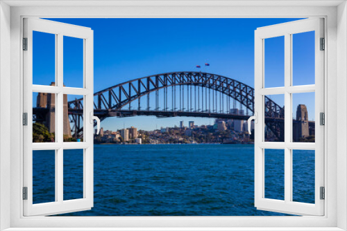 Fototapeta Naklejka Na Ścianę Okno 3D - 朝のオーストラリア・シドニーで、オペラハウス近くから見たハーバーブリッジ周辺の風景と青空