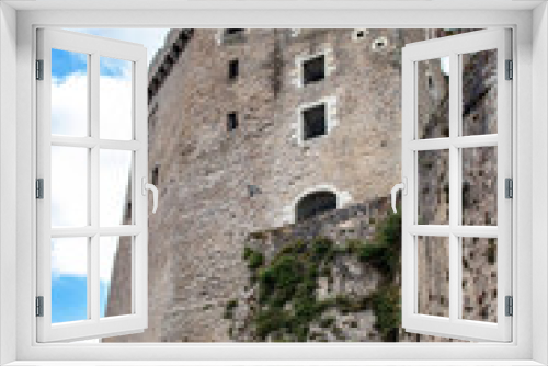 Fototapeta Naklejka Na Ścianę Okno 3D - Clisson. Vue en contre-plongée sur le château. Loire-Atlantique. Pays de la Loire	