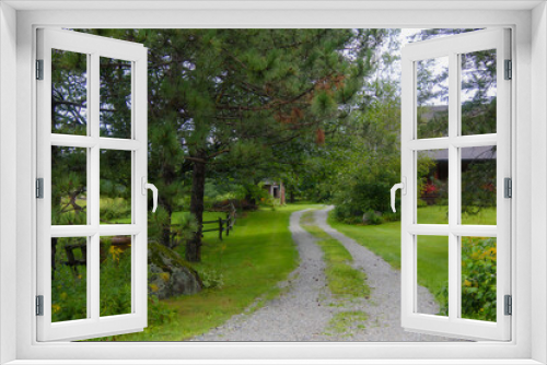 Fototapeta Naklejka Na Ścianę Okno 3D - Pretty house entrance with layout in the Canadian countryside in Quebec