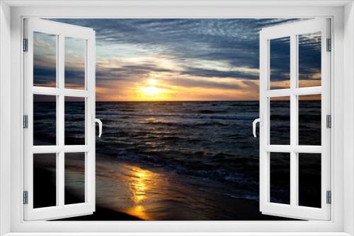 Fototapeta Naklejka Na Ścianę Okno 3D - Zachód słońca nad morzem. 