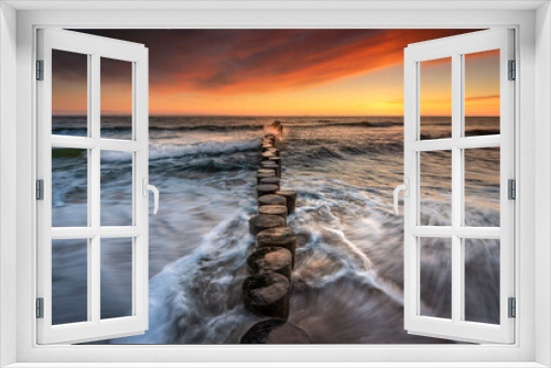 Fototapeta Naklejka Na Ścianę Okno 3D - Morze bałtyckie. Plaża w miejscowości Chałupy - półwysep helski, o wschodzie słońca. Duże fale, piasek, wybrzeże, woda i falochron. Bałtyk