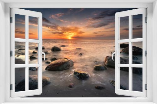 Fototapeta Naklejka Na Ścianę Okno 3D - Morze bałtyckie - wschód słońca na plaży z widokiem na fale i kamieniste wybrzeże bałtyku, koło klifu w Gdynia Orłowo