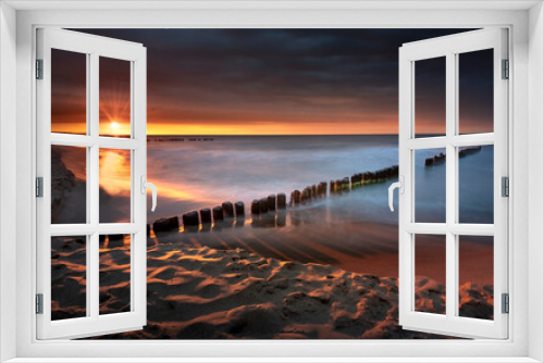 Fototapeta Naklejka Na Ścianę Okno 3D - Morze bałtyckie. Plaża w miejscowości Chałupy - półwysep helski, piękny i kolorowy zachód słońca. Fale, piasek, wybrzeże, woda i falochron. Bałtyk