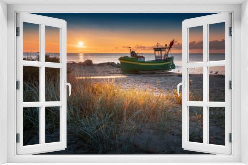 Fototapeta Naklejka Na Ścianę Okno 3D - Kuter rybacki - statek, na plaży w Gdyni Orłowo o wschodzie słońca nad morzem bałtyckim z widokiem na plażę