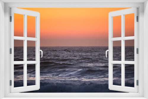 Fototapeta Naklejka Na Ścianę Okno 3D - Sunrise over the ocean waves
