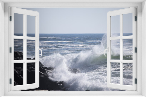 Fototapeta Naklejka Na Ścianę Okno 3D - Ocean waves crashing on a rocky shore