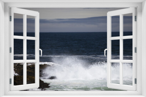 Fototapeta Naklejka Na Ścianę Okno 3D - Ocean waves crashing onto a rocky shore