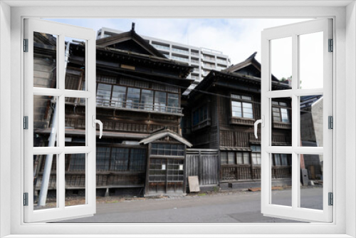 Fototapeta Naklejka Na Ścianę Okno 3D - 日本の古い木造二階建アパート/狭小住宅/一戸建て/昭和建築