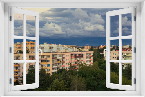 Widok na duże osiedle mieszkaniowe, budynki mieszkalne w pochmurny dzień.