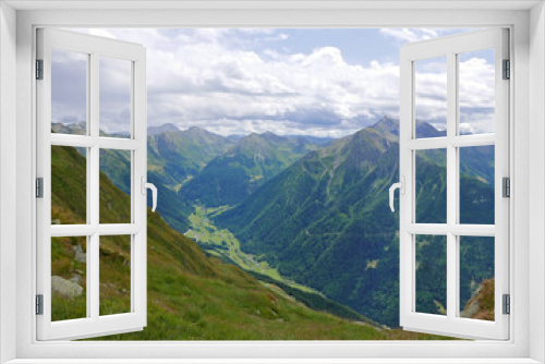 Fototapeta Naklejka Na Ścianę Okno 3D - suggestiva ampia panoramica di cime di montagne in estate
