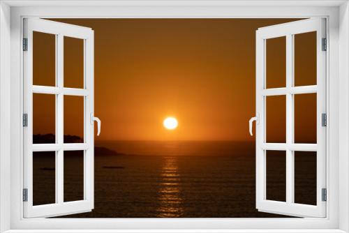 Fototapeta Naklejka Na Ścianę Okno 3D - Paisaje de la costa al atardecer. Puesta de sol