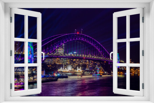 Fototapeta Naklejka Na Ścianę Okno 3D - 冬のシドニーのイベント・ビビッドシドニーで見た、紫にライトアップされるハーバーブリッジと周辺の夜景