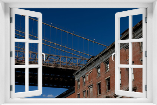 Fototapeta Naklejka Na Ścianę Okno 3D - Residential building under the Brooklyn Bridge