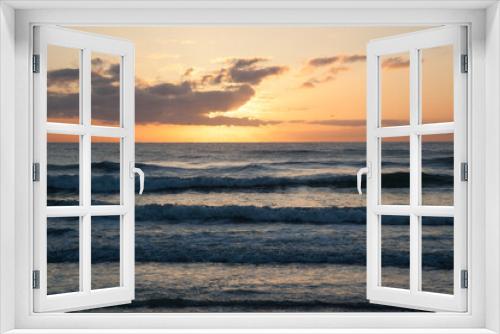 Fototapeta Naklejka Na Ścianę Okno 3D - Sunrise over the ocean
